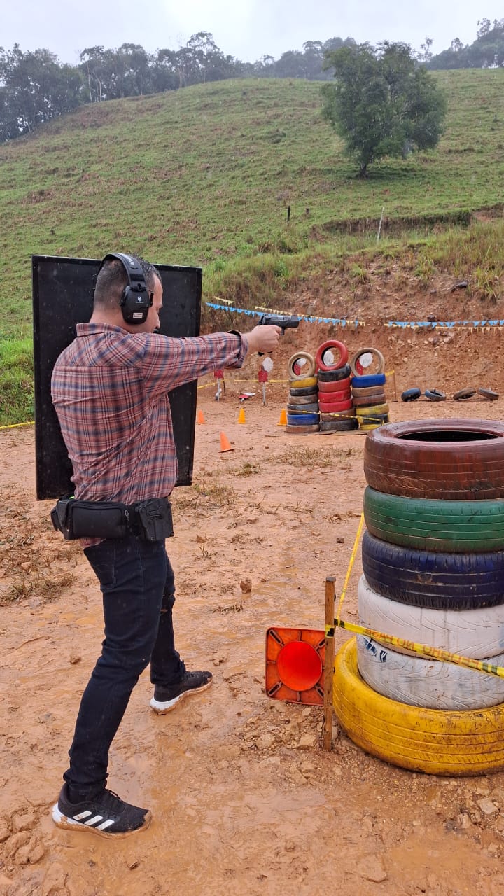 Tirador practicando en el polígono con protección auditiva