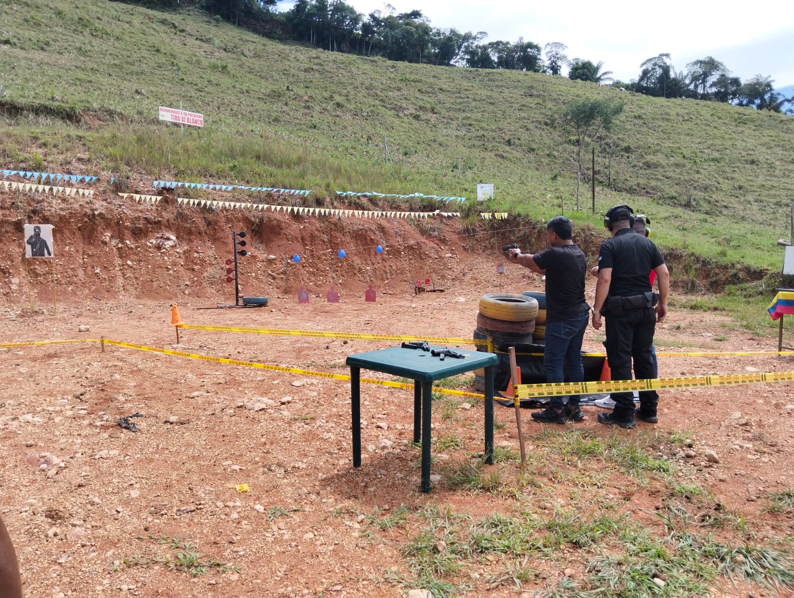 Línea de tiro habilitada con blancos y protocolos de seguridad